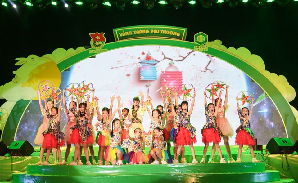 Các em thiếu nhi hát vui Trung thu. Các em thiếu nhi hát vui Trung thu.