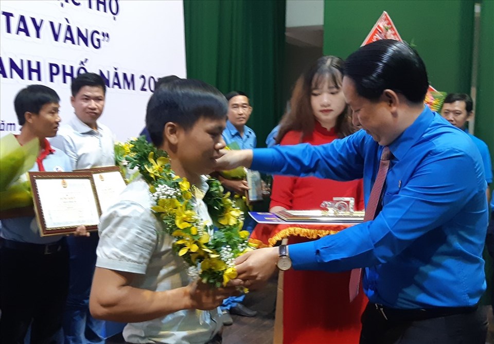 Ông Kiều Ngọc Vũ, Phó Chủ tịch LĐLĐ TP Hồ Chí Minh trao vòng nguyệt quế cho "Bàn tay vàng" Phạm Phúc Thướng. Ảnh Nam Dương Ông Kiều Ngọc Vũ, Phó Chủ tịch LĐLĐ TP Hồ Chí Minh trao vòng nguyệt quế cho "Bàn tay vàng" Phạm Phúc Thướng. Ảnh Nam Dương