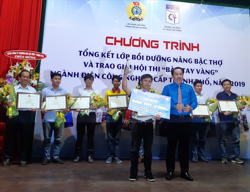 Các thí sinh đoạt giải cao trong hội thi. Ảnh Nam Dương