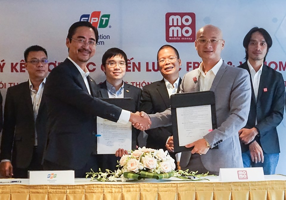 Lãnh đạo hai bên trao đổi bản thỏa thuận hợp tác đã kí kết (ảnh:MoMo). Lãnh đạo hai bên trao đổi bản thỏa thuận hợp tác đã kí kết (ảnh:MoMo).