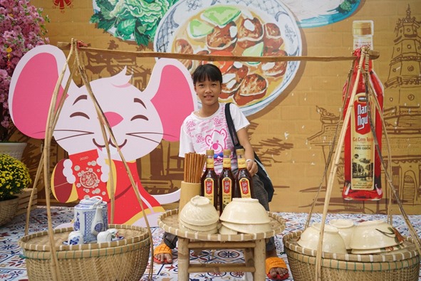 Khách tham quan chụp hình với khu vực tiểu cảnh ba miền