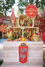 Kệ trưng bày giỏ quà Tết Nam Ngư cá cơm tươi, chai thủy tinh