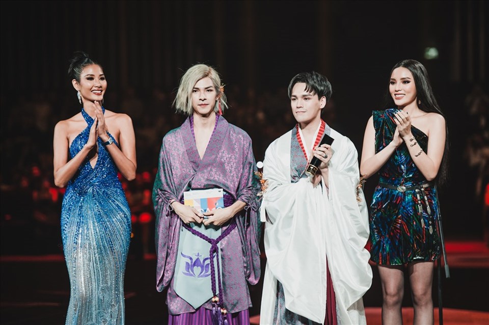 Nguyễn Trần Trung Quân và Denis Đặng đoạt cú đúp giải thưởng tại WeChoice Awards 2019. Ảnh: BTC Nguyễn Trần Trung Quân và Denis Đặng đoạt cú đúp giải thưởng tại WeChoice Awards 2019. Ảnh: BTC