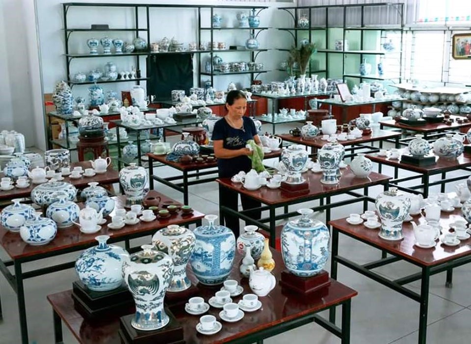 Cửa hàng trưng bày sản phẩm gốm Bồ Bát của anh Phạm Văn Vang. Ảnh: NT Cửa hàng trưng bày sản phẩm gốm Bồ Bát của anh Phạm Văn Vang. Ảnh: NT