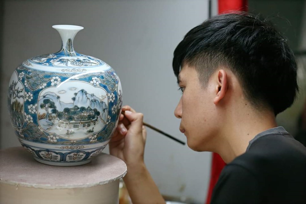 Những nghệ nhân tài hoa của làng gốm Bồ Bát đang tạo hoa văn cho sản phẩm. Ảnh: NT
