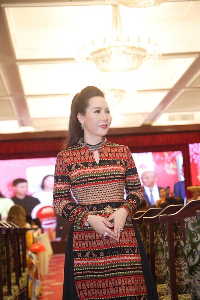Với đường nét hoa văn thổ cẩm tinh xảo khiến cho Kim Chi vẻ đẹp đằm thắm, duyên dáng hiếm có. Ảnh: KC.