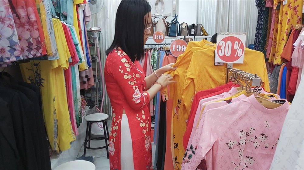 Áo dài được giảm giá ở một cửa hàng trên đường Hai Bà Trưng. Ảnh: QUỲNH NHƯ
