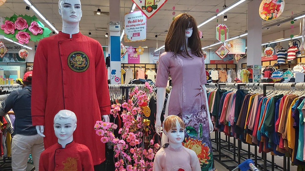 Không chỉ có áo dài cho nữ mà nam giới cũng có nhiều loại áo dài để lựa chọn. Ảnh: QUỲNH NHƯ