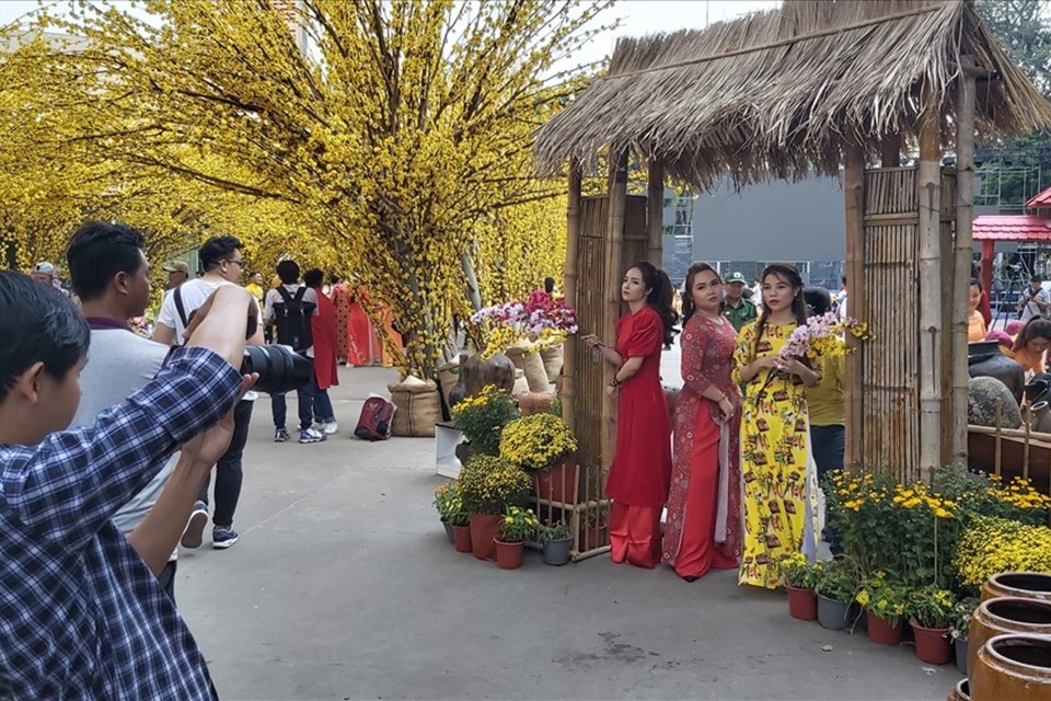 Bạn trẻ đua nhau mua áo dài chụp hình Tết Bạn trẻ đua nhau mua áo dài chụp hình Tết