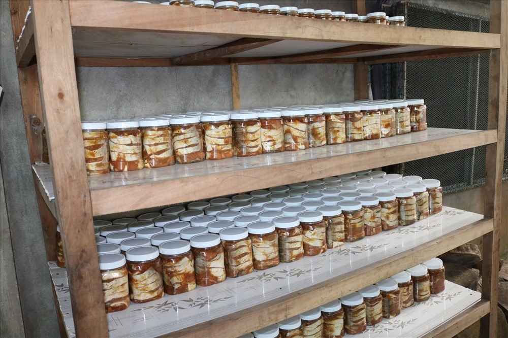 Những hủ mắm mới đóng hộp chuẩn bị dán nhãn giao cho khách hàng. Ảnh: H.L