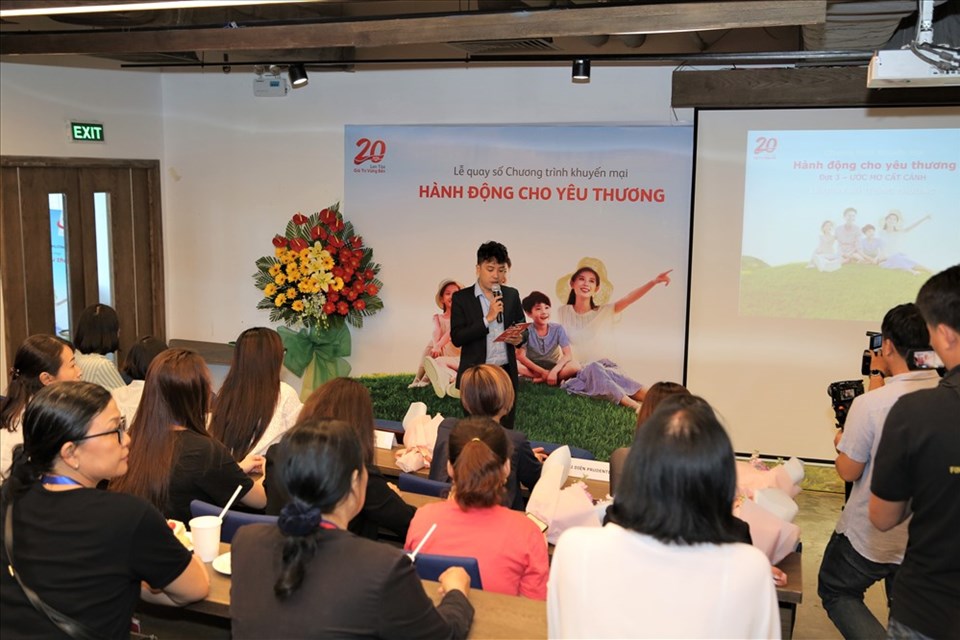 Lộ diện chủ nhân trúng giải nhất chương trình khuyến mãi của Prudential Lộ diện chủ nhân trúng giải nhất chương trình khuyến mãi của Prudential