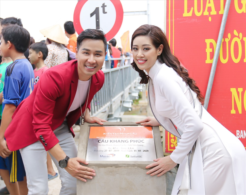 MC Nguyên Khang cùng Hoa hậu Khánh Vân nhiệt tình đến chia vui cùng bà con xã