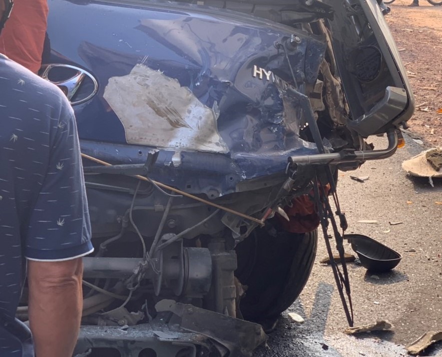 Đầu xe tải bị biến dạng. Ảnh: TC