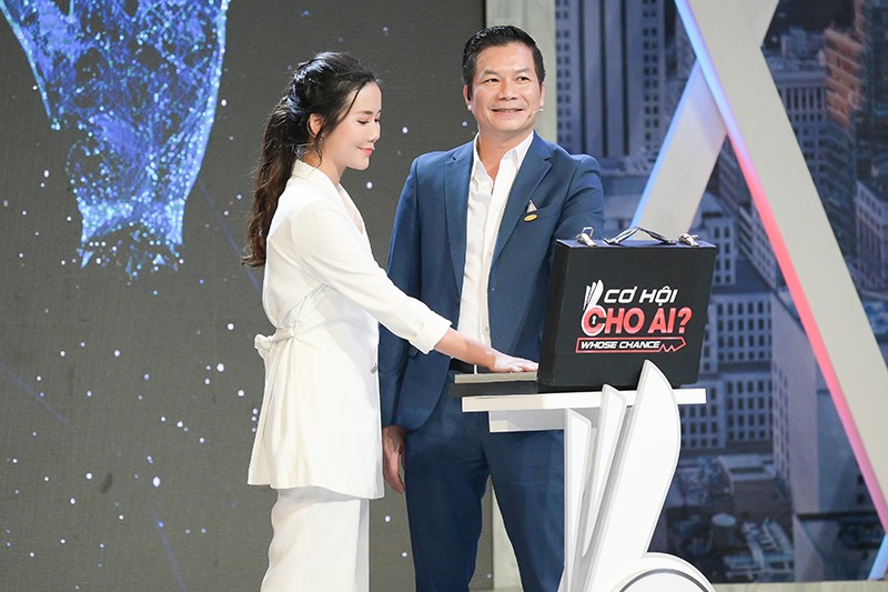 Ứng viên chốt lương với Sếp Hưng trong chương trình - Ảnh: CTCC