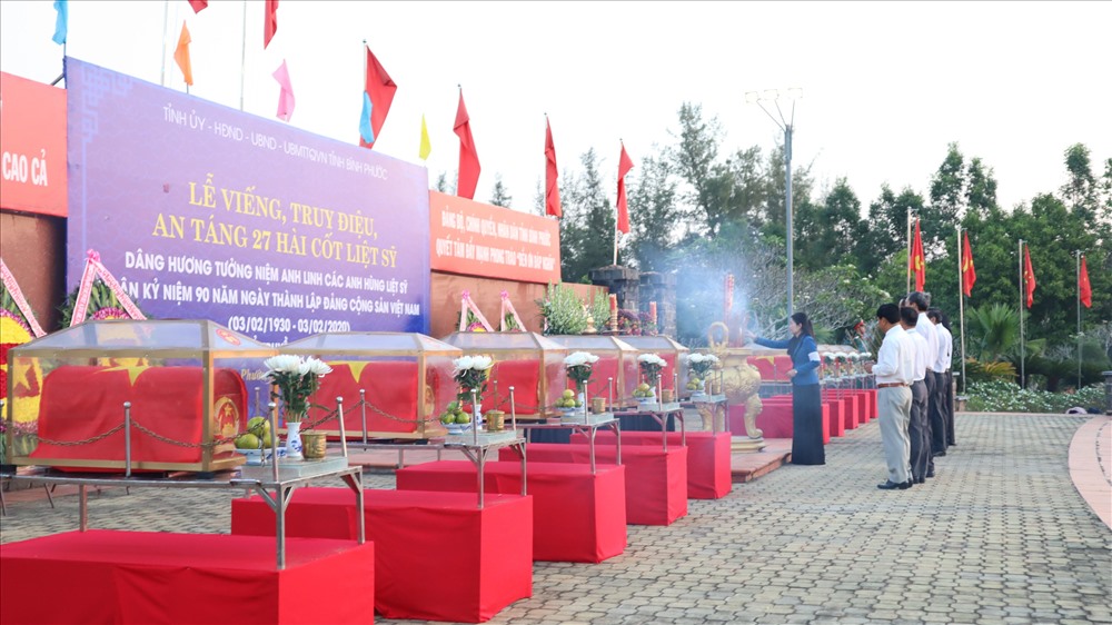 Có 25 hài cốt liệt sĩ được tìm kiếm, cất bốc từ nước bạn Campuchia đưa về với đất mẹ Việt Nam. Ảnh: AX
