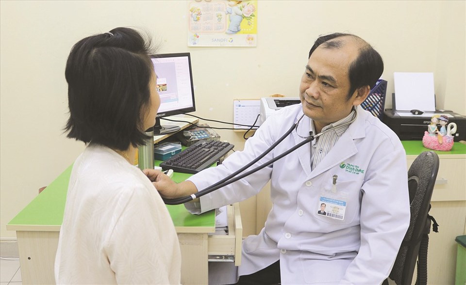 Bác sĩ tư vấn cách giảm cân an toàn cho bệnh nhân. Ảnh: Anh Nhàn Bác sĩ tư vấn cách giảm cân an toàn cho bệnh nhân. Ảnh: Anh Nhàn