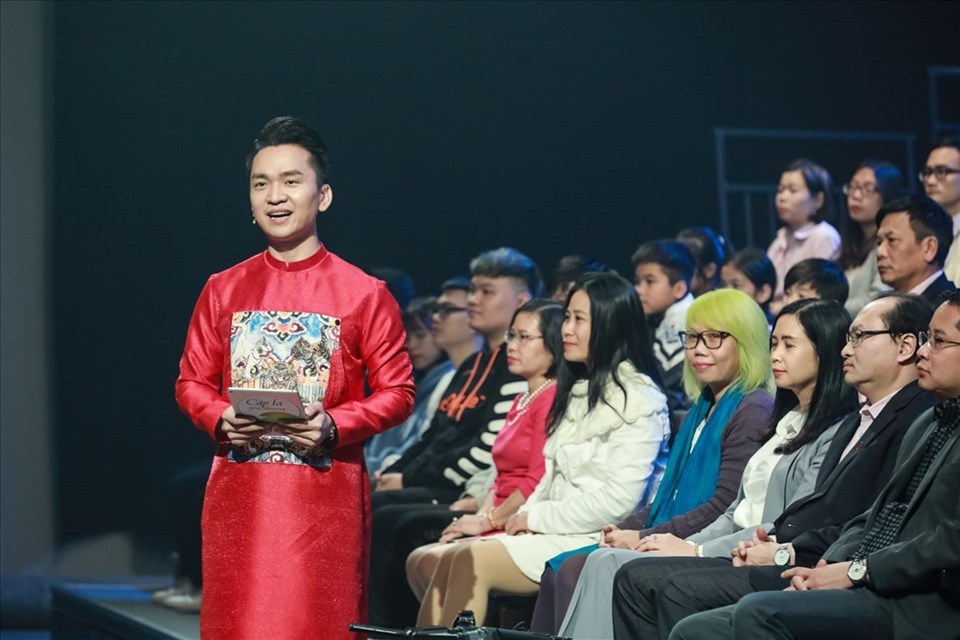 MC Hạnh Phúc xúc động trong Gala Tết - "Cặp lá yêu thương" MC Hạnh Phúc xúc động trong Gala Tết - "Cặp lá yêu thương"