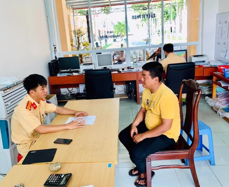 Công an mời thanh niên trong clip lên làm việc. Ảnh công an cung cấp.
