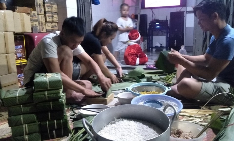 Dãy trọ ở Bình Dương đầm ấm hơn với nồi bánh chưng ngày Tết. Ảnh: Đình Trọng Dãy trọ ở Bình Dương đầm ấm hơn với nồi bánh chưng ngày Tết. Ảnh: Đình Trọng
