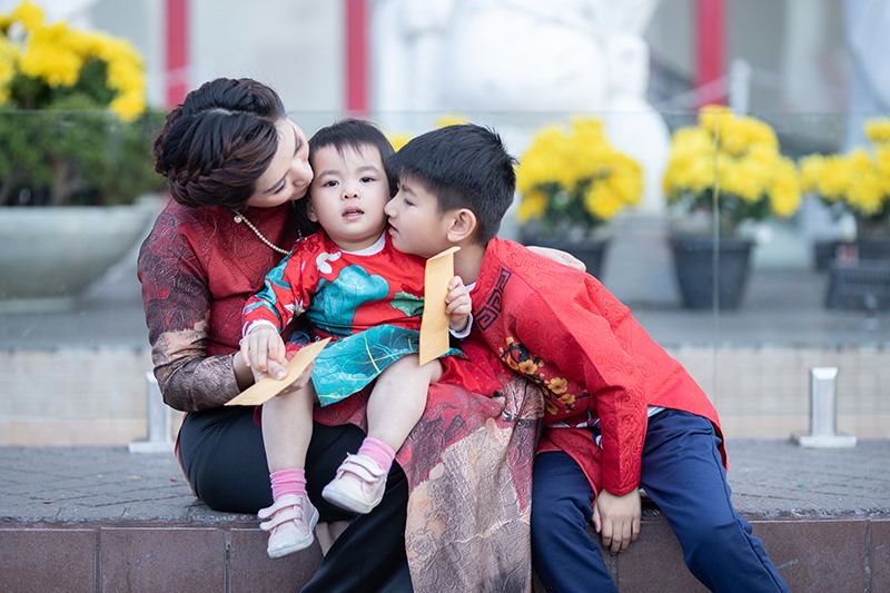 Nguyễn Hồng Nhung cho Skyler và Sukem diện áo dài du xuân. Ảnh: NV.