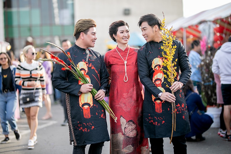 Nữ ca sĩ cùng các nghệ sĩ như diễn viên - MC Đức Tiến, ca sĩ Phạm Khánh Hưng, Tân Hy Khánh, Châu Tuấn… cảm thấy ấm áp, đỡ nhớ quê hương khi hòa cùng cộng đồng người Việt để xem hoa, lễ chùa cầu bình an cho gia đình. Ảnh: NV.