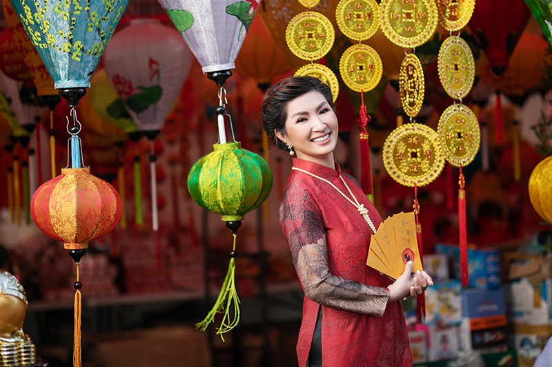 Nguyễn Hồng Nhung cho Skyler và Sukem diện áo dài du xuân. Ảnh: NV.