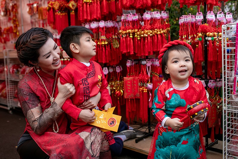 Nguyễn Hồng Nhung cho Skyler và Sukem diện áo dài du xuân. Ảnh: NV.