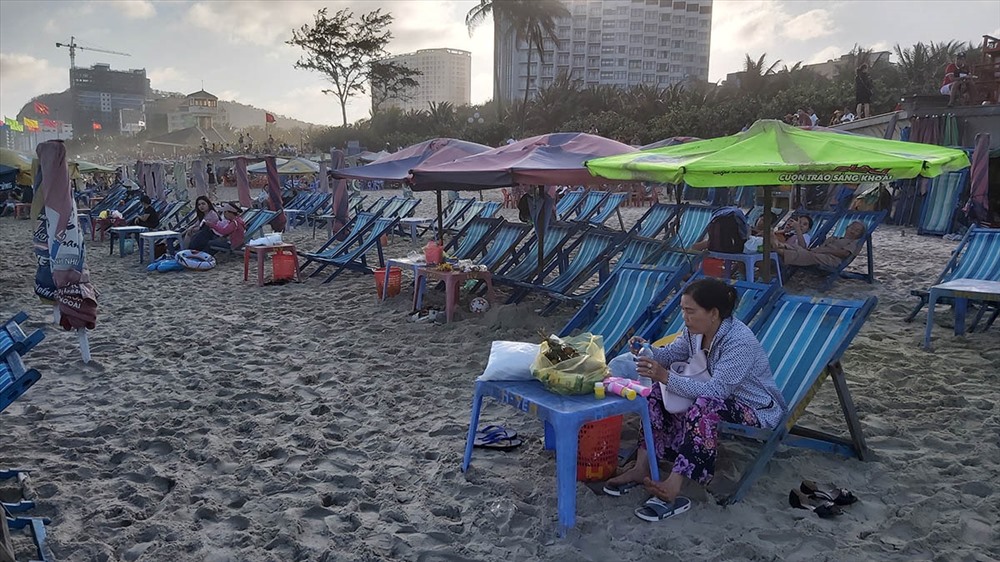 Nhiều người tắm biển, nhưng ít người thuê ghế bố và dù để ngồi. Ảnh: QUỲNH NHƯ