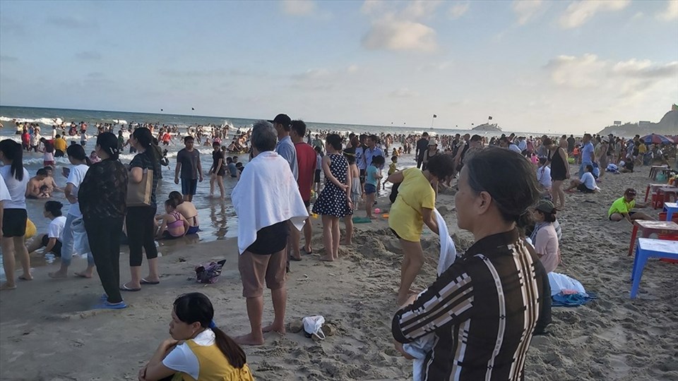 Người đông kèm sóng lớn, khiến nhiều du khách ngần ngại xuống tắm biển. Ảnh: QUỲNH NHƯ Người đông kèm sóng lớn, khiến nhiều du khách ngần ngại xuống tắm biển. Ảnh: QUỲNH NHƯ