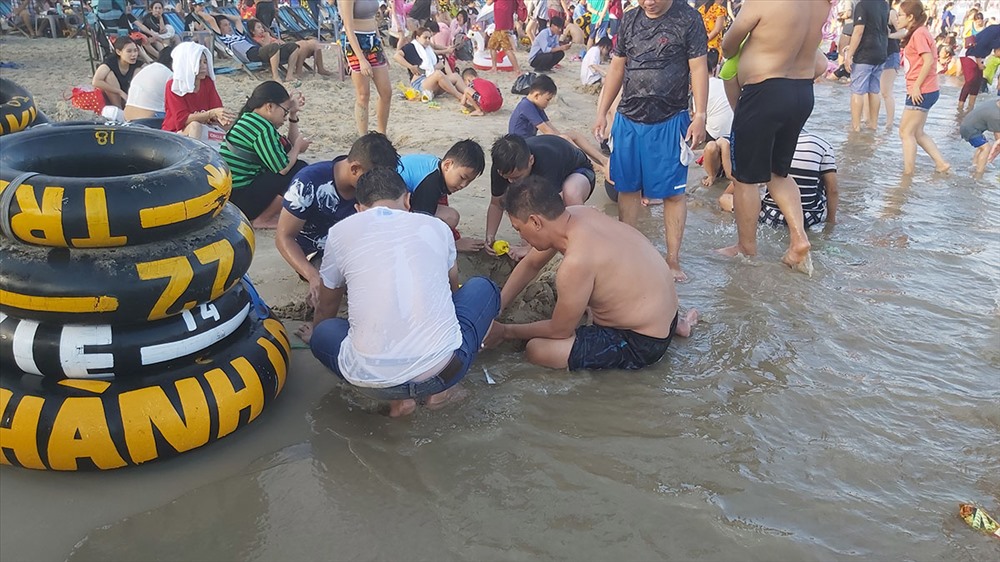 Nhiều người chọn giải pháp ngồi trên bãi biển chơi. Ảnh: QUỲNH NHƯ
