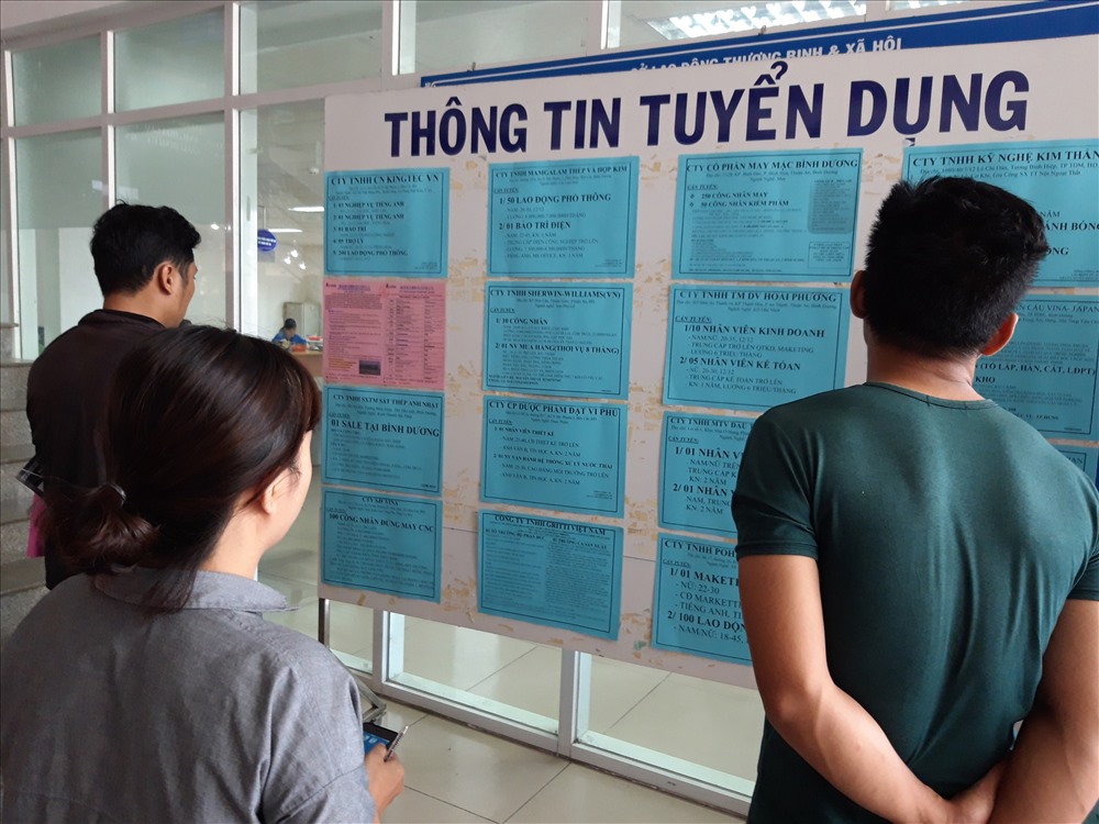 Người lao động tìm hiểu thông tin tuyển dụng. Ảnh: Đình Trọng
