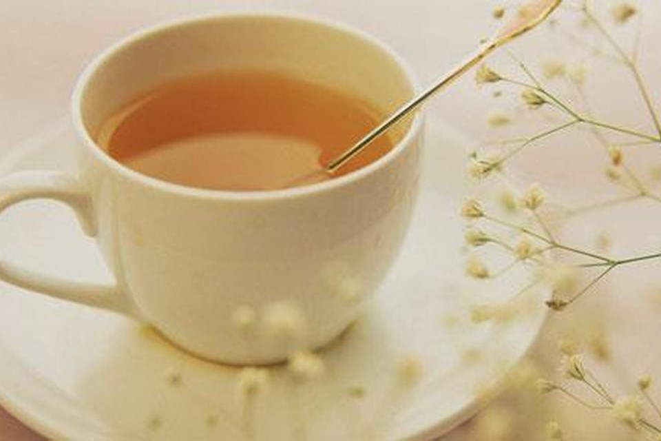 Công dụng hữu ích khi thường xuyên uống nước ấm pha mật ong Công dụng hữu ích khi thường xuyên uống nước ấm pha mật ong