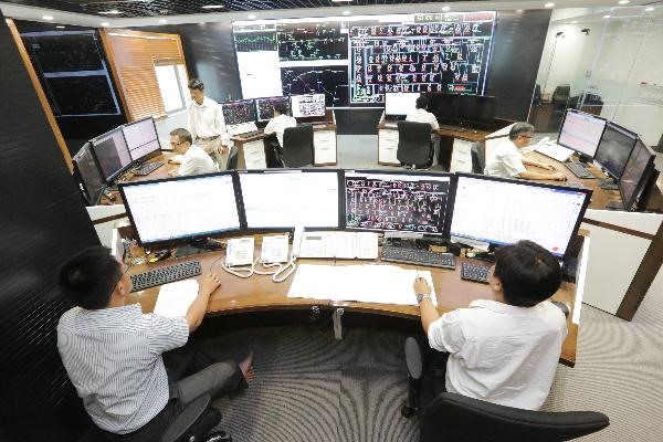 Nhờ ứng dụng các giải pháp khoa học, công nghệ hiện đại, năng suất lao động bình quân của EVNHCMC đạt 4,54 triệu kWh/lao động.