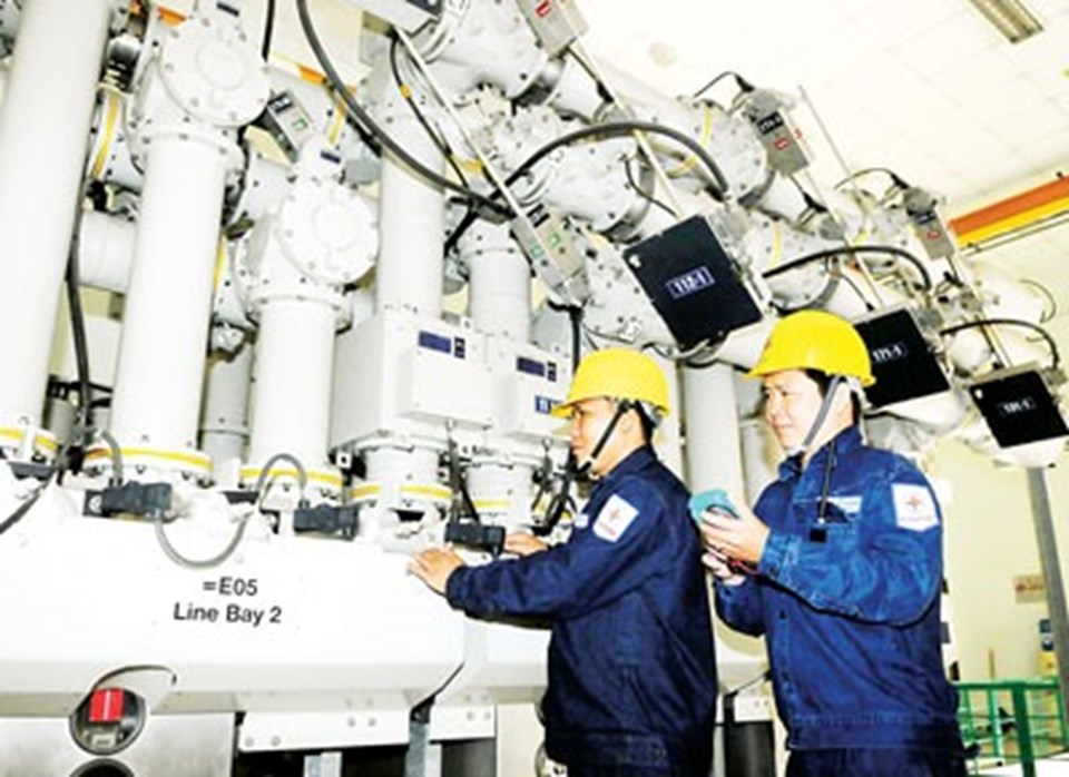 100% người lao động của EVNHCMC được đào tạo trên 40 giờ/năm. 100% người lao động của EVNHCMC được đào tạo trên 40 giờ/năm.