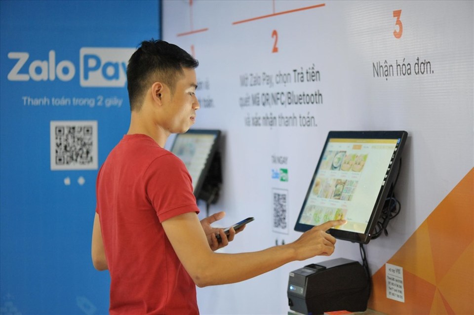 Sử dụng ZaloPay để thanh toán (ảnh:Đ.H). Sử dụng ZaloPay để thanh toán (ảnh:Đ.H).