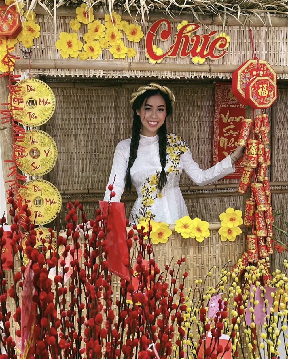 Hotgirl Thủy Tiên lựa chọn tà áo dài diện Tết vừa qua. Ảnh: NVCC.