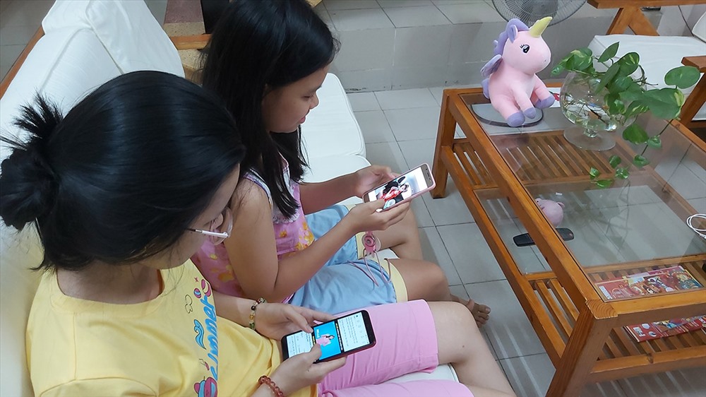Nhiều phụ huynh than phiền về việc trẻ xem điện thoại quá nhiều. Ảnh: QUỲNH NHƯ