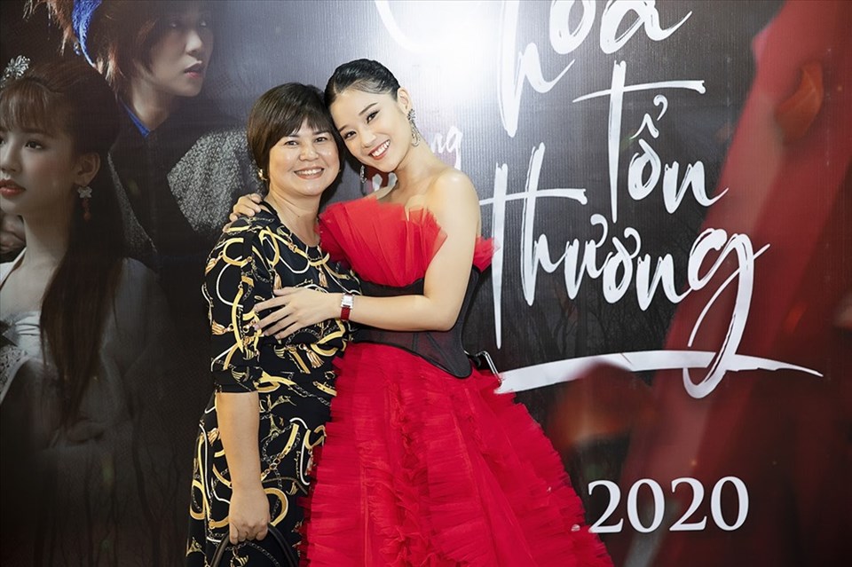 Mẹ của Hoàng Yến Chibi đã phải bán nhà để đầu tư MV tiền tỷ cho con gái. Ảnh: Ekip Hoàng Yến Chibi Mẹ của Hoàng Yến Chibi đã phải bán nhà để đầu tư MV tiền tỷ cho con gái. Ảnh: Ekip Hoàng Yến Chibi