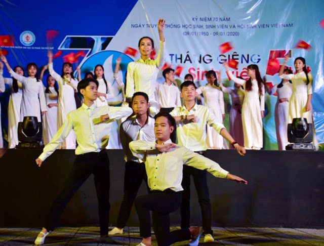 Văn nghệ chào mừng.