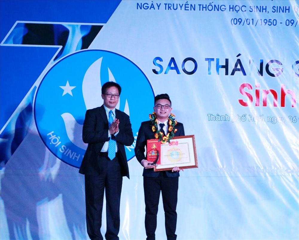 PGS Lê Anh Phương - Hiệu trưởng Trường ĐH Sư phạm Huế trao Giấy khen cho sinh viên Cao Đình Phong - Khoa Giáo dục chính trị. Ảnh: PĐ.
