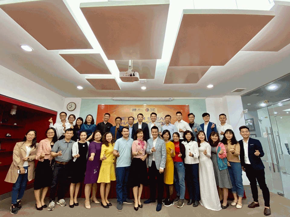 Đại diện ban tổ chức và các giáo viên đến từ các trường THPT tham dự lễ khai mạc Cuộc thi “Vietnam STEAM Challenge 2020" Đại diện ban tổ chức và các giáo viên đến từ các trường THPT tham dự lễ khai mạc Cuộc thi “Vietnam STEAM Challenge 2020"
