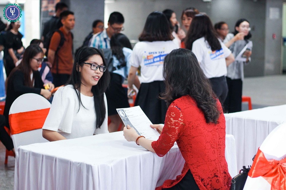 Sinh viên tham gia chuỗi tọa đàm “Câu chuyện nghề nghiệp’’ do Trường Đại học Luật TP.HCM tổ chức. Ảnh: ULAW
