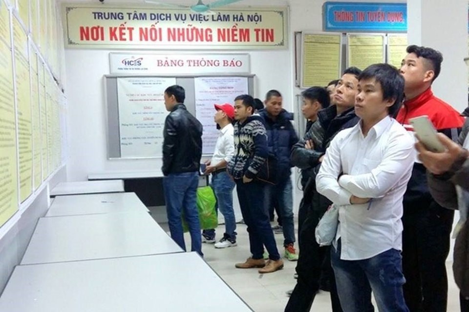 Người lao động tìm việc tại Trung tâm dịch vụ Việc làm Hà Nội. Ảnh PV. Người lao động tìm việc tại Trung tâm dịch vụ Việc làm Hà Nội. Ảnh PV.