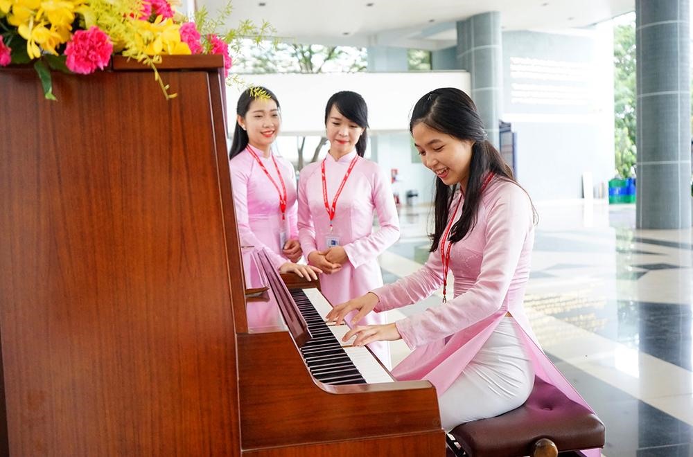 Kỷ nguyên số là “kỷ nguyên của phụ nữ”, cơ hội để phụ nữ phát huy sức mạnh mềm (nhân hậu, tinh tế, duyên dáng). Ảnh: TĐT