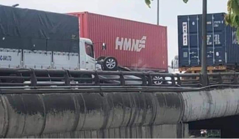 Vụ tai nạn xảy ra làm giao thông qua khu vực tê liệt. Ảnh: CTV Vụ tai nạn xảy ra làm giao thông qua khu vực tê liệt. Ảnh: CTV