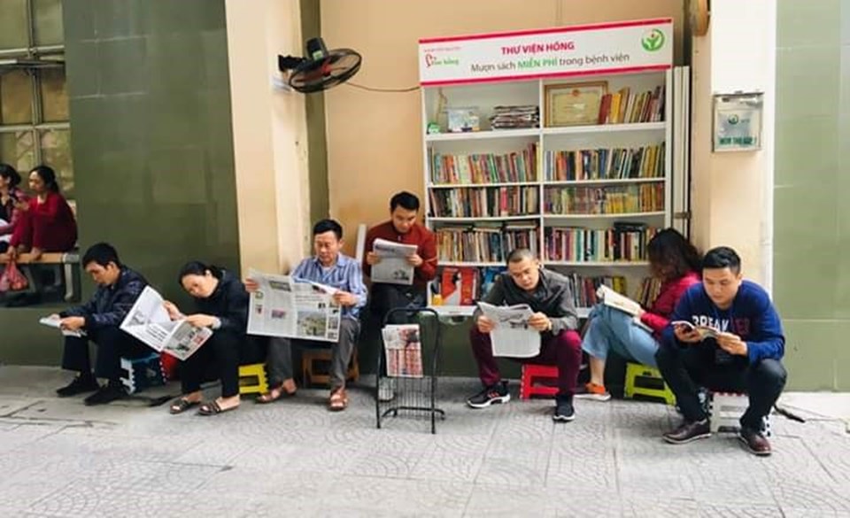 Tủ sách phục vụ mọi người đọc và mượn sách, báo miễn phí trong Bệnh viện Hữu nghị Việt Đức. Tủ sách phục vụ mọi người đọc và mượn sách, báo miễn phí trong Bệnh viện Hữu nghị Việt Đức.