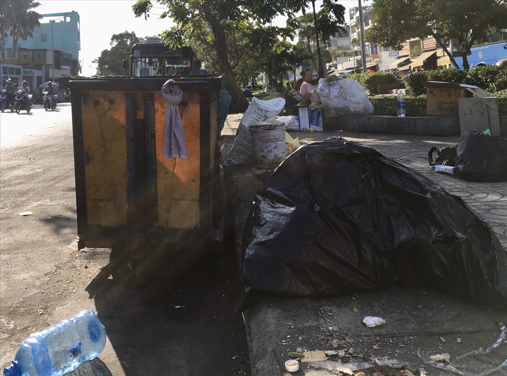 Tuy nhiên, một bộ phận không nhỏ người dân thiếu ý thức lại bỏ rác thải, chất thải bừa bãi… phía bên ngoài thùng rác Tuy nhiên, một bộ phận không nhỏ người dân thiếu ý thức lại bỏ rác thải, chất thải bừa bãi… phía bên ngoài thùng rác