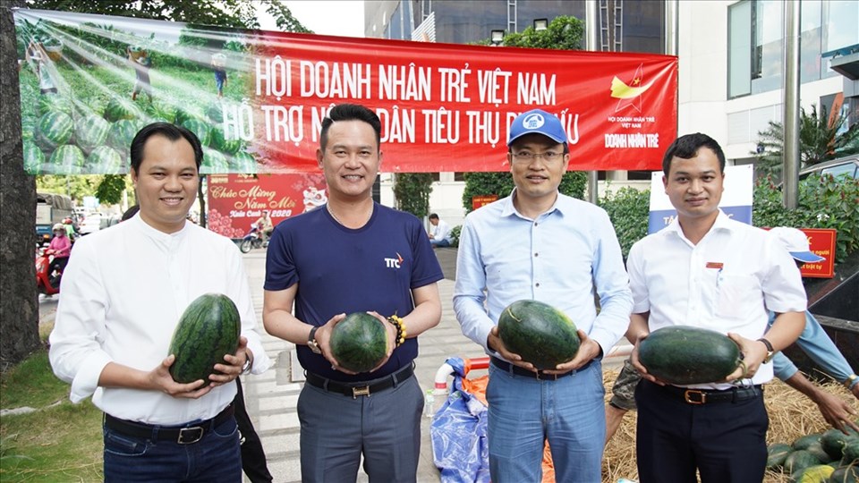 Các doanh nghiệp và Hội doanh nhân trẻ VN hỗ trợ nông dân tiêu thụ dưa hấu Các doanh nghiệp và Hội doanh nhân trẻ VN hỗ trợ nông dân tiêu thụ dưa hấu