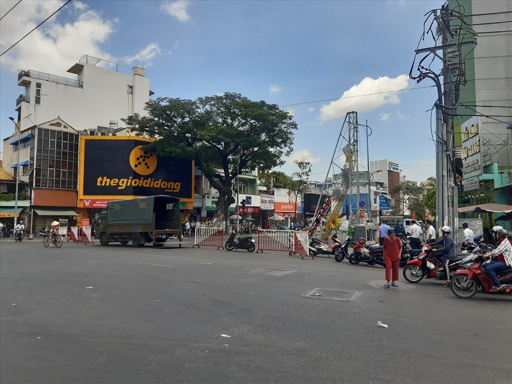 Cổng chào ở ngã tư bị đổ khiến 2 người bị thương.