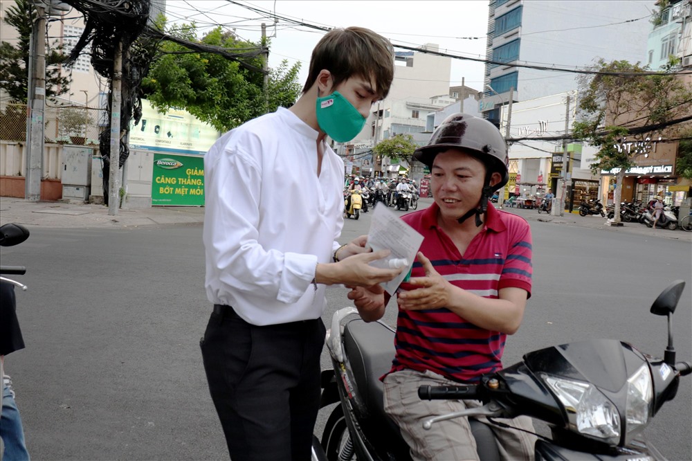 Thành viên nhóm The Wings trao tận tay người đi đường